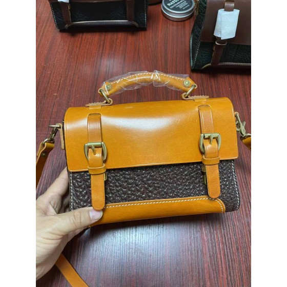 Women's handbag made of oil-waxed leather and shrink-finish vegetable-tanned leather